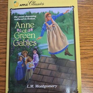 Anne of Green Gables Soft Cover Paperback Book. Vintage Apple Classic 1989